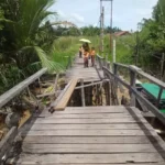 Jembatan Kayu di Tembilahan Rusak Berat, Warga Desak Pemerintah Sikapi Kondisi