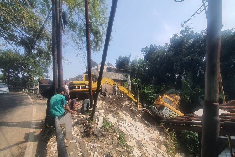 Truk Melaju Sendiri Setelah Mesin Mati, Tabraskan Pengendara sebelum Terbalik di Jalur Jogja-Wonosari, Sopir Tewas