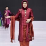 9 Koleksi Mewah Ala Ibu Pejabat Tampil di Indonesia Fashion Week 2025